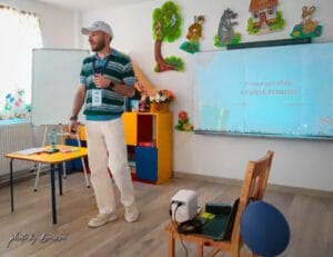 Sesiune de informare pentru tineri într-o bibliotecă
