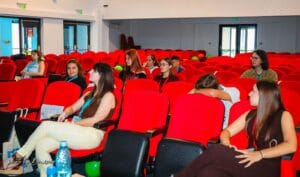 Elevi lucrând în echipă la un atelier din cadrul festivalului MATCATHON