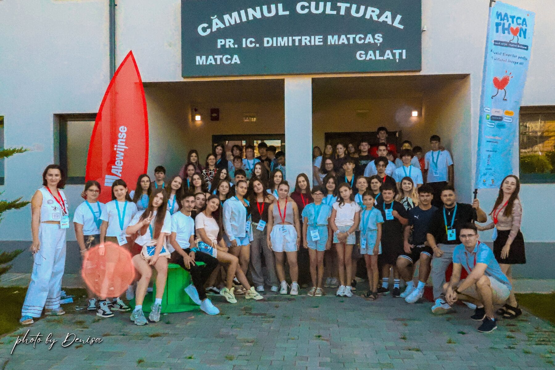 Fotografie de grup cu participanții la festivalul MATCATHON, în fața Căminului Cultural din Matca, județul Galați