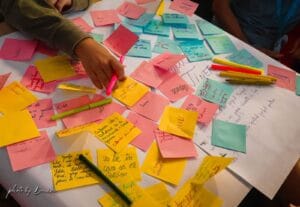 Idei scrise de tineri pe bilețele colorate, în cadrul consultării publice MATCATHON