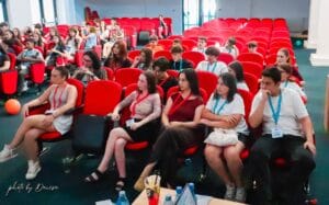Tineri participanți în sala festivalului MATCATHON din Matca